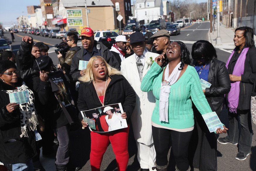 Fani przed kościołem podczas pogrzebu Whitney Houston (fot. Getty Images)