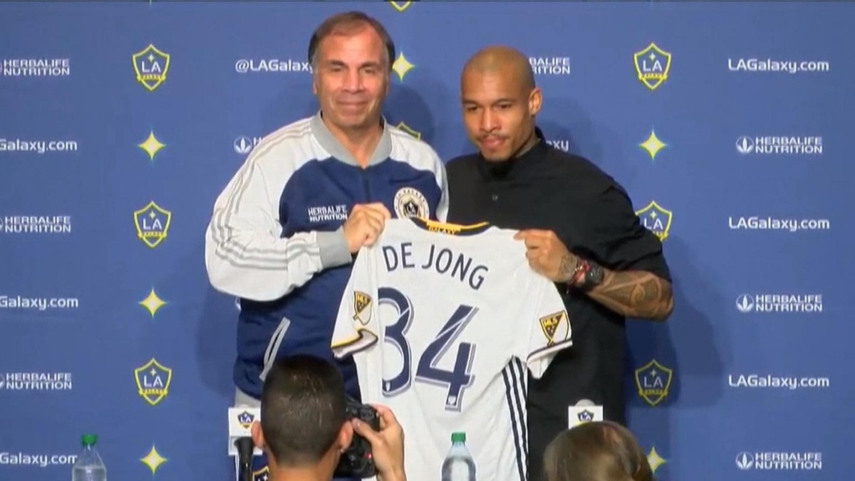 Na koniec stycznia Nigel de Jong na zasadzie wolnego transferu przeniósł się z AC Milan do Los Angeles Galaxy, z którym podpisał roczny kontrakt. W opinii Stevena Gerrarda reprezentant Holandii będzie wielkim wzmocnieniem amerykańskiego klubu.