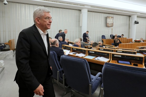 Po wysłuchaniu konferencji posłów KO dokonałem analizy prawnej i podjąłem decyzję o skierowaniu w piątek przeciwko nim pozwów do sądu, ponieważ zostały podane nieprawdziwe informacje, które szkalują moją osobę i mój wizerunek - poinformował w czwartek wicemarszałek Senatu Stanisław Karczewski.