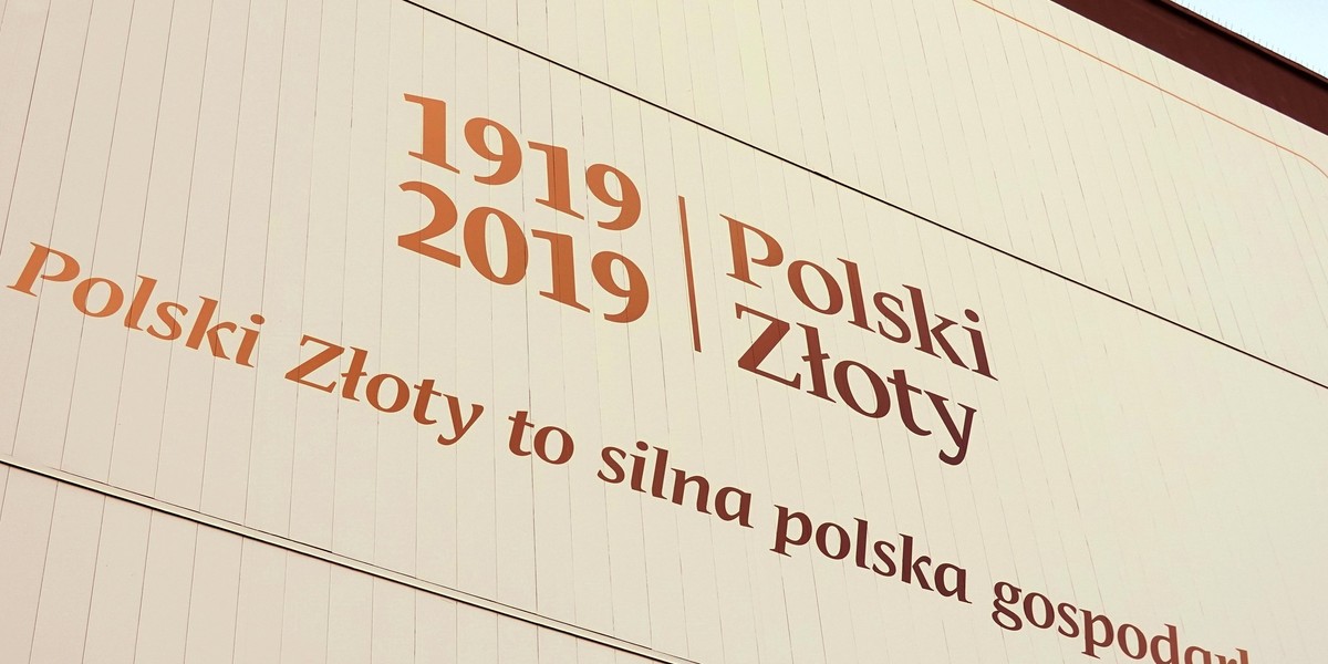 Fragment banneru z okazji setlecia polskiego złotego na siedzibie Narodowego Banku Polskiego w centrum Warszawy.