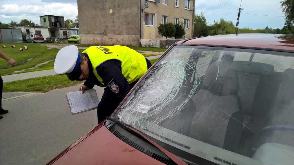 Ośmioletnia dziewczynka i dziewięcioletni chłopiec z Kawęcina w powiecie świeckim trafiły do szpitala, po tym jak potrącił je samochód. Dzieci wjechały na elektrycznej hulajnodze wprost pod koła nadjeżdżającego Daewoo Tico.