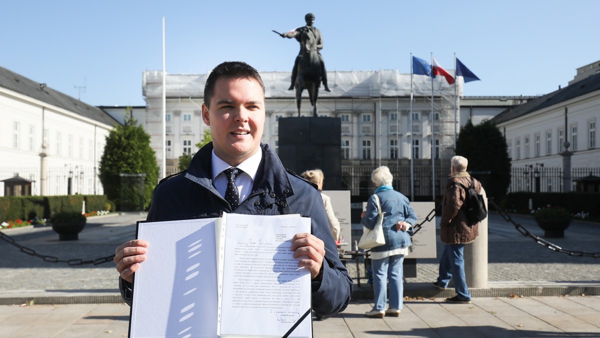 Jeżeli ja, realizując program PiS, jestem wyrzucany z partii, to prezes Jarosław Kaczyński - nie realizując programu PiS, również powinien być z niej wyrzucony - tak poseł Łukasz Rzepecki skomentował informację, że został zawieszony w prawach członka PiS.