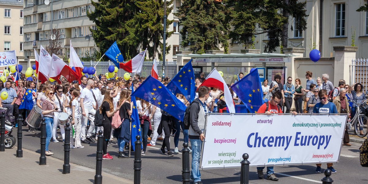 Polscy euroentuzjaści w czasie Parady Schumanna w Warszawie, w 2017 roku