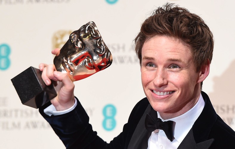 Eddie Redmayne z nagrodą BAFTA