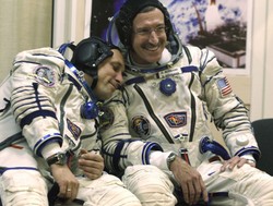 Statek Sojuz w kosmosie. Na pokładzie dwóch debiutantów i weteran