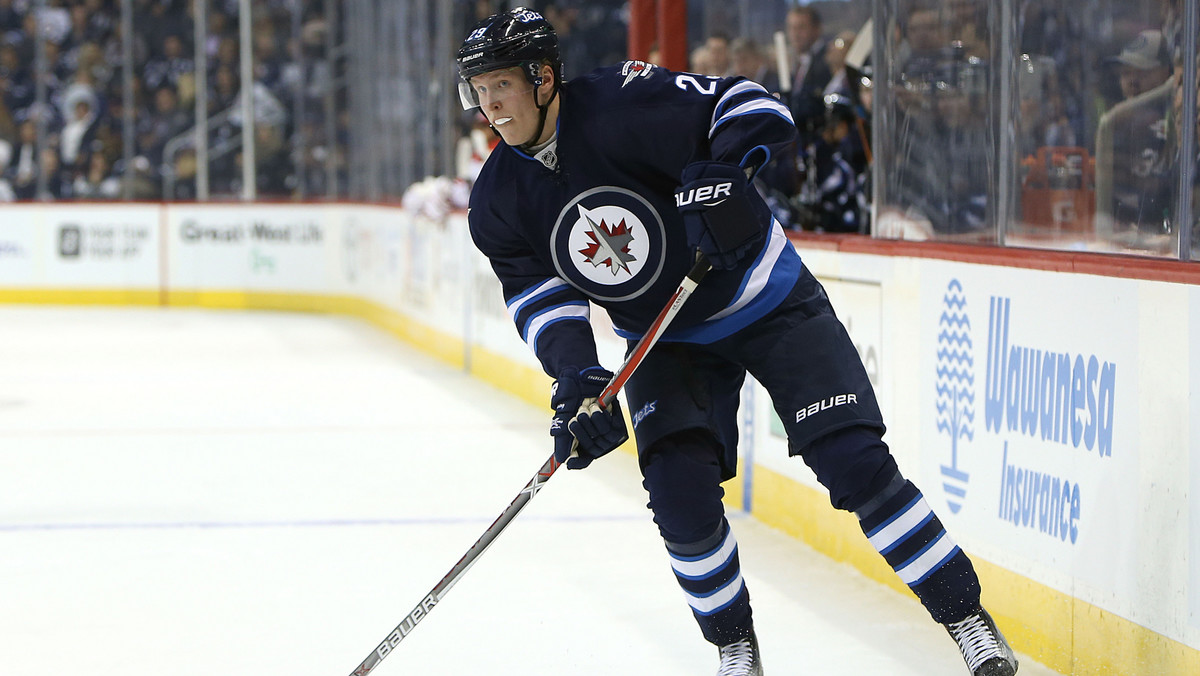 Pojedynek numeru jeden i dwa z ostatniego draftu miał być główną atrakcją spotkania Winnipeg Jets z Toronto Maple Leafs. Tym razem to nie Auston Matthews zachwycił hokejowy światek, lecz jego największy rywal od czasów selekcji do NHL, fiński skrzydłowy Patrik Laine. Napastnik wybrany przez Odrzutowce z Winnipeg zdobył hat tricka, a Odrzutowce wygrały 5:4 po dogrywce.