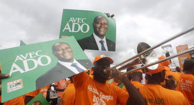 Suporters of Ivory Coast's President Alassane Ouattara and his party, the Rally of the Houphouetists for Democracy and Peace (RHDP), attend a campaign rally at Jean Paul II space in Yamoussoukro October 9, 2015. REUTERS/Thierry Gouegnon