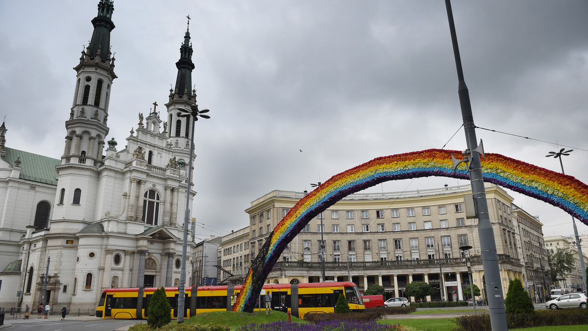 Dwaj funkcjonariusze Straży Miejskiej, którzy widzieli sprawców podpalenia instalacji "Tęczy" w Warszawie i nie interweniowali, zostaną zwolnieni ze służby. Taką decyzję podjęto po wszczętym w czwartek postępowaniu dyscyplinarnym - podała rzeczniczka straży.