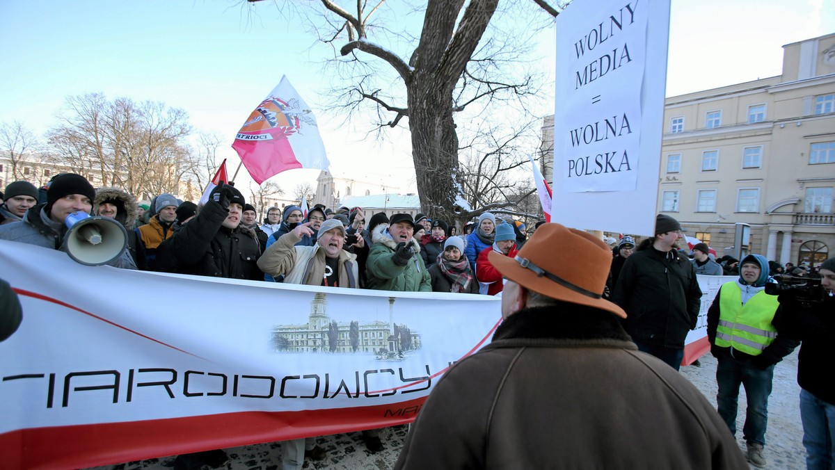 W wielu polskich miastach, m.in. w Gdańsku, Wrocławiu, Opolu, Krakowie, Kiecach, Poznaniu i Warszawie odbyły się w sobotę manifestacje Komitetu Obrony Demokracji. Protesty związane były z wprowadzonymi ostatnio przez rząd zmianami dotyczącymi m.in. Trybunału Konstytucyjnego i mediów publicznych. Na ulicach Lublina zgromadziło się około tysiąca osób. Demonstrację KOD na Placu Litewskim zakłócali przedstawiciele środowisk narodowców.