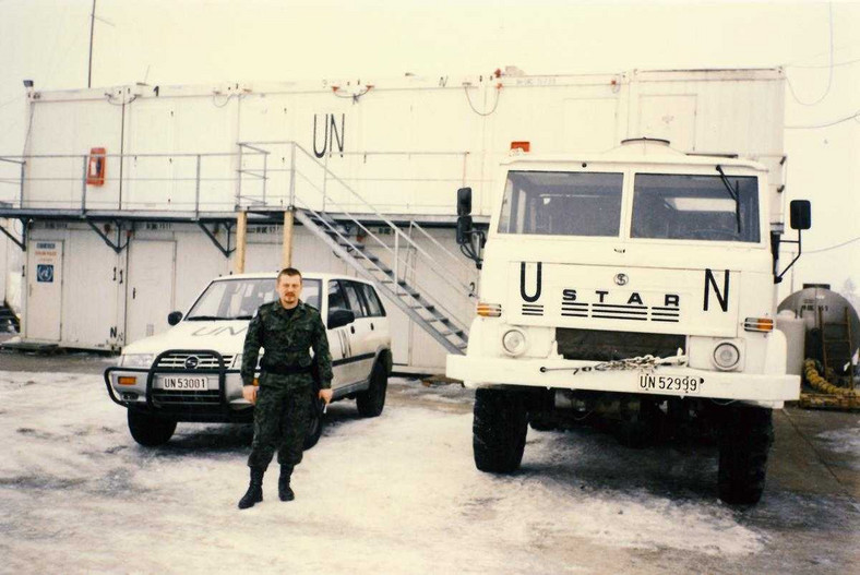 Szef logistyki GROM w czasie misji ONZ w Chorwacji. Mjr Tomasz Gede obok pojazdów Polskiej Grupy Specjalnej
