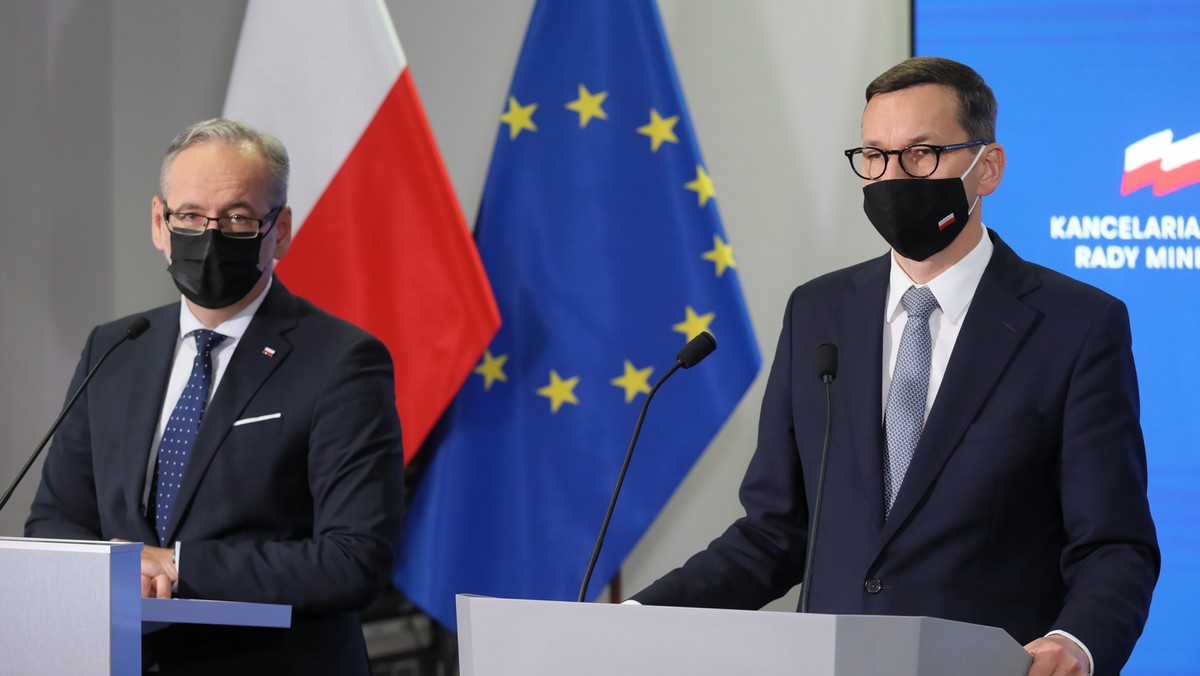 Minister Zdrowia Adam Niedzielski i premier Mateusz Morawiecki