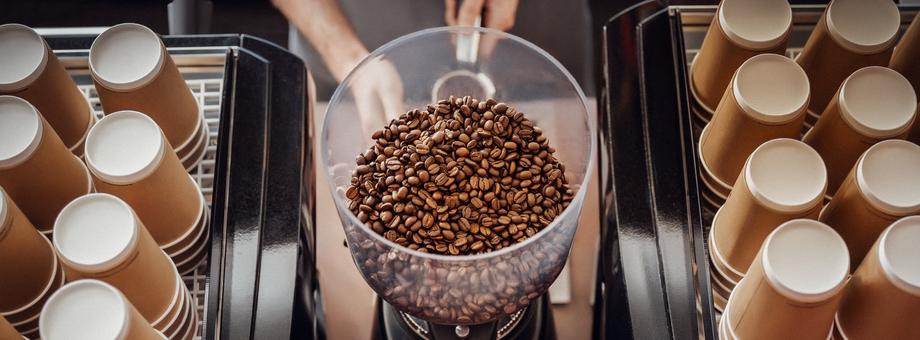 Ceny ziaren kawy arabika spadły w rok o 40 proc. Wątpliwe jednak, że przełoży się to na ceny w kawiarniach