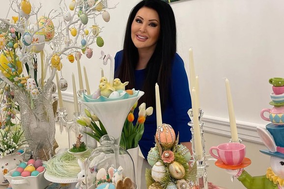 OVAKO IZGLEDA VELIKI PETAK U DVORCU DRAGANE MIRKOVIĆ Na stolu jaja u svim bojama, a jedan detalj svima privukao pažnju (Video)