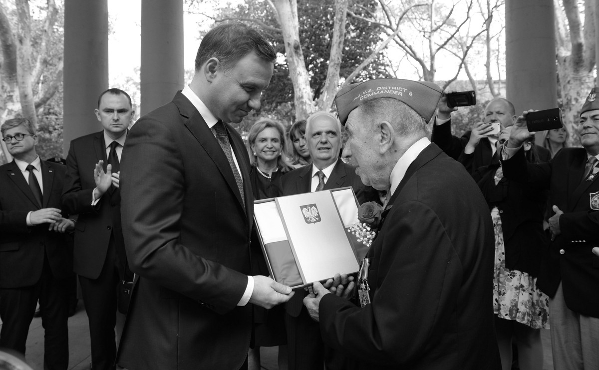 Major Antoni Chrościelewski w towarzystwie prezydenta Andrzeja Dudy