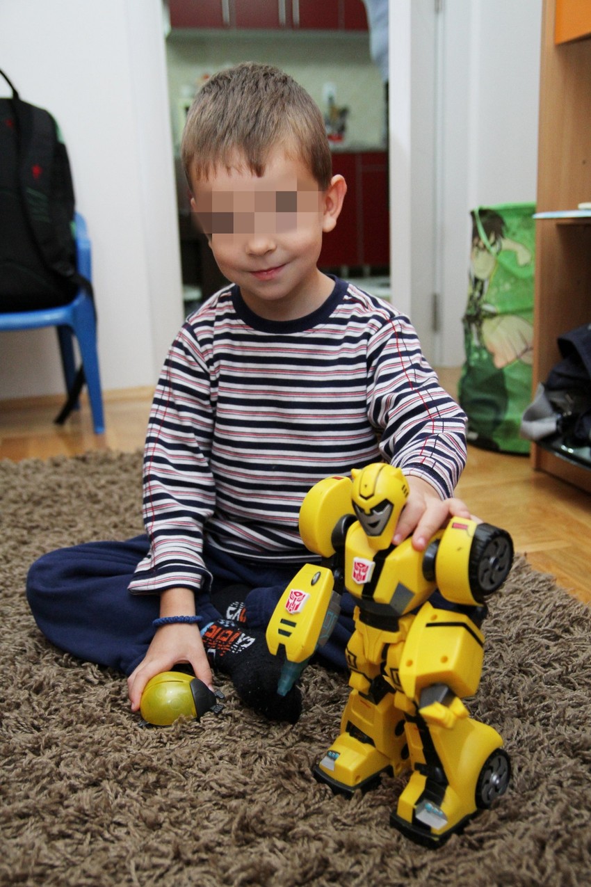 Hoda bez umetnutih šipki i uživa u igranju u novom stanu