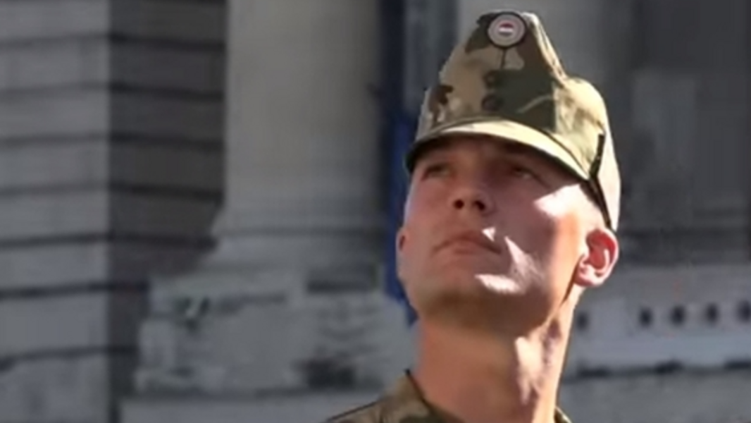 Orbán Viktor fia is tagja a csádi delegációnak: videófelvételeken Orbán Gáspár katonatiszt