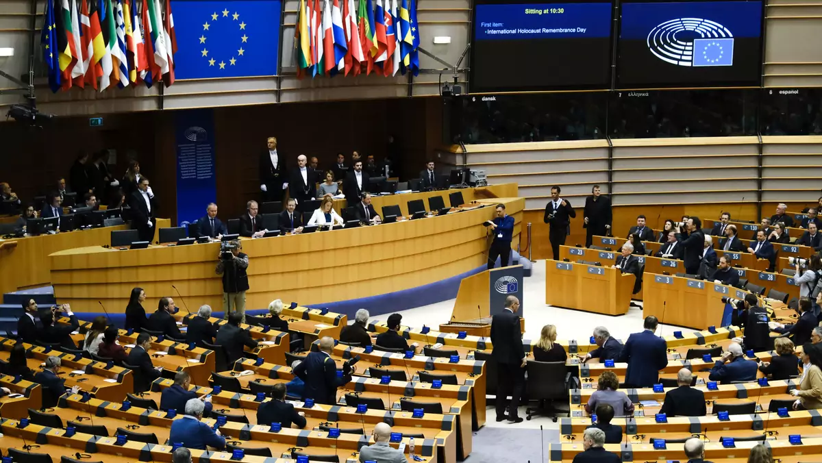 Parlament Europejski przegłosował 14 lutego 2023 roku zmiany, które mają prowadzić do wycofania ze sprzedaży aut spalinowych.