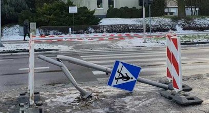 Niebezpieczny poślizg w Hrubieszowie. 18-latek uderzył w sygnalizację