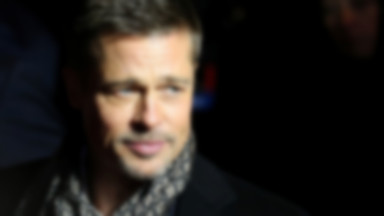 Brad Pitt turla się po pustyni. Przedziwna sesja aktora