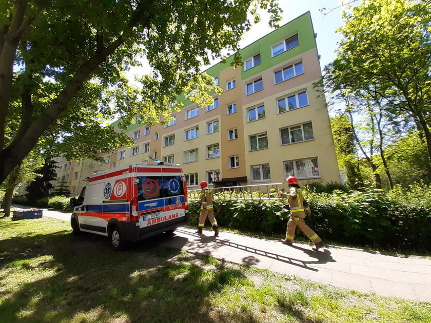 Kobieta uwięziona w mieszkaniu w Łodzi. Strażak wszedł przez okno