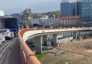 Građani idu pešaka niz Gazelu