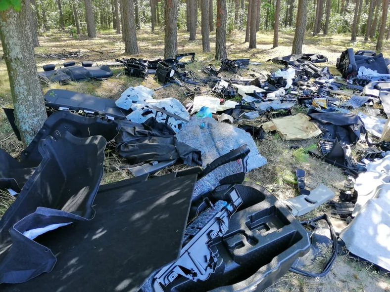 Pozostałości kradzionych aut w podwarszawskich lasach