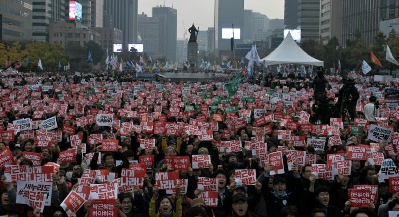 Protesters call for the resignation of South Korean President Park Geun-Hye, at Gwanghwamun square in Seoul, on November 5, 2016