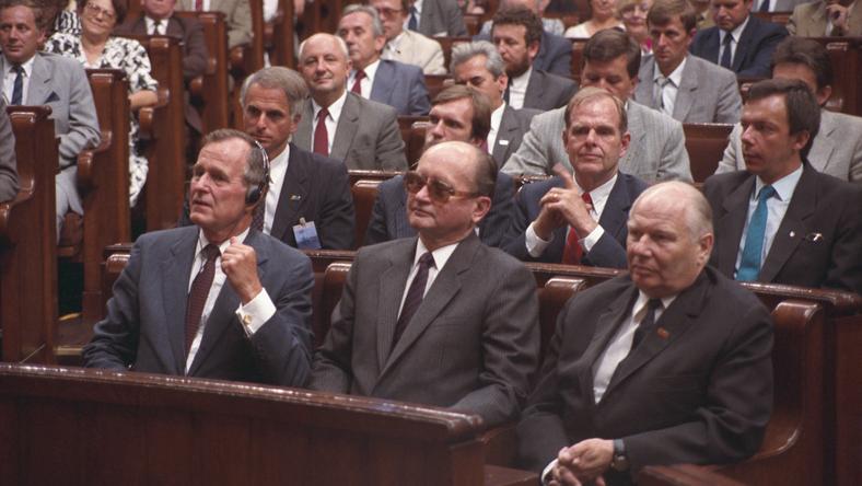 Spotkanie w Sejmie podczas wizyty George'a Busha w Polsce w lipcu 1989 roku. W drugim rzÄ™dzie po lewej John R. Davis Jr.