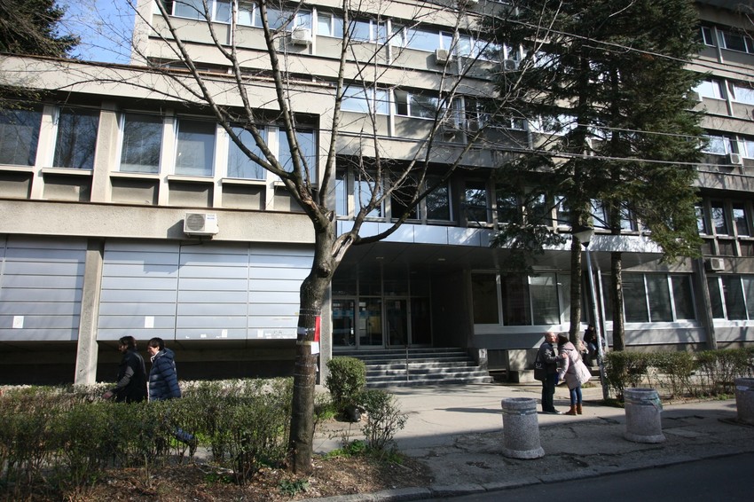 Polaganje van prostorija Fakulteta političkih nauka, tačnije na Beogradskom sajmu, organizuje se po prvi put, a kako saznajemo, razlog je izbegavanje mogućih tenzija