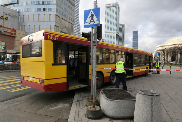 Autobus linii 109 z nieustalonych przyczyn wjechał w cztery osoby stojące przy przejściu dla pieszych. Dwie z nich strażacy wyciągnęli spod autobusu. Poszkodowani z urazami niezagrażającymi życiu trafili do szpitali.