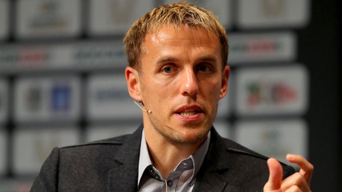 Nowy asystent w Valencii Phil Neville prowadzi konto na Twitterze w dwóch językach. W poniedziałek sprowadziło go to na bardzo złą drogę, kiedy napisał po hiszpańsku coś, czego bardzo nie chciał.