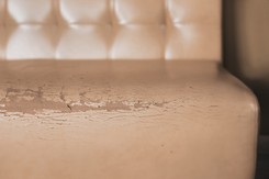 Chcesz usunąć drobne rysy ze skórzanych mebli? Oto domowe produkty, które mogą szybko temu zaradzić