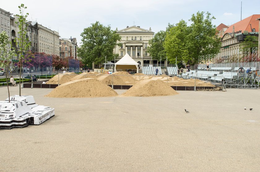 Plac Wolności zmienia się w arenę siatkówki plażowej