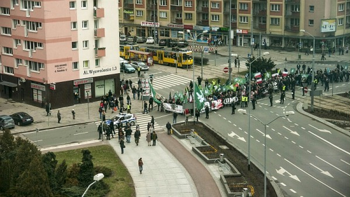 Około 400 osób przeszło ulicami Szczecina podczas marszu organizowanego przez Obóz Narodowo-Radykalny - podaje mmszczecin.pl.