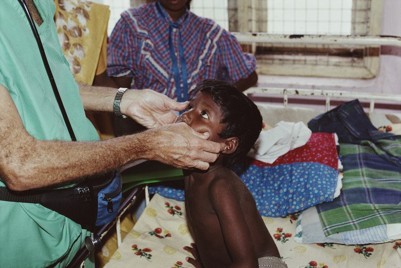 Dziecko ze Sri Lanki podczas kontroli u lekarza