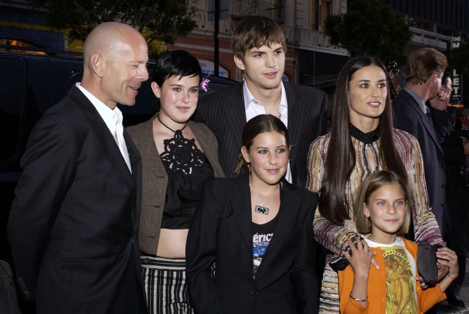 Bruce Willis, Ashton Kutcher i Demi Moore z córkami (2003 r.)