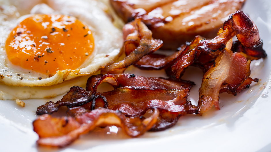 Jajka i bekon - śniadanie bogate w tłuszcz