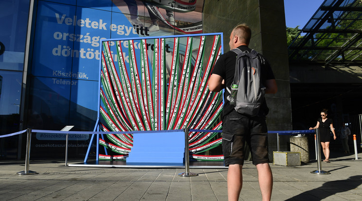 Magyarország leghosszabbnak tartott szurkolói sáljának egy részéből készített installáció a Nyugati pályaudvar melletti bevásárlóközpont előtt / Fotó: MTI/Koszticsák Szilárd