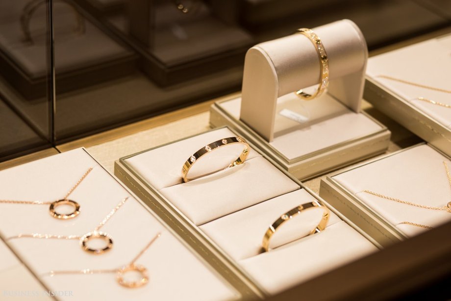 Popularna kolekcja Cartier's Love. Bransoletki kosztują około 6 tys. dolarów, a przy zakupie otrzymuje się mały śrubokręt, za pomocą którego da się założyć lub zdjąć bransoletkę. Są bardzo lubiane przez celebrytów, w tym przez rodzinę Kardashianów.