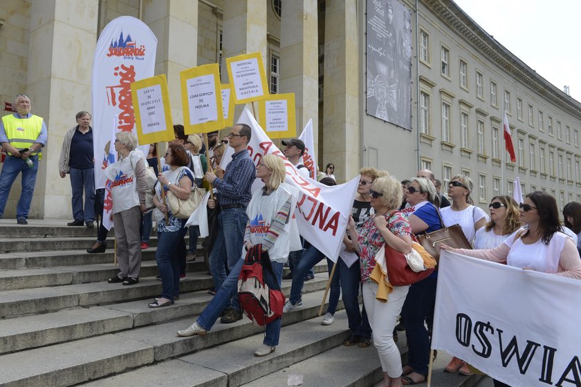 Protest nauczycieli pod urzędem