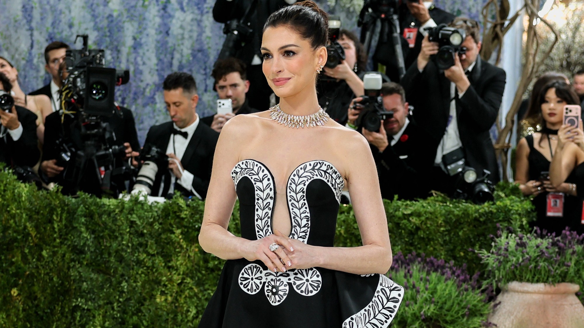 Anne Hathaway, príchod na Met Gala, Metropolitan Museum of Art, New York, 4. máj 2026