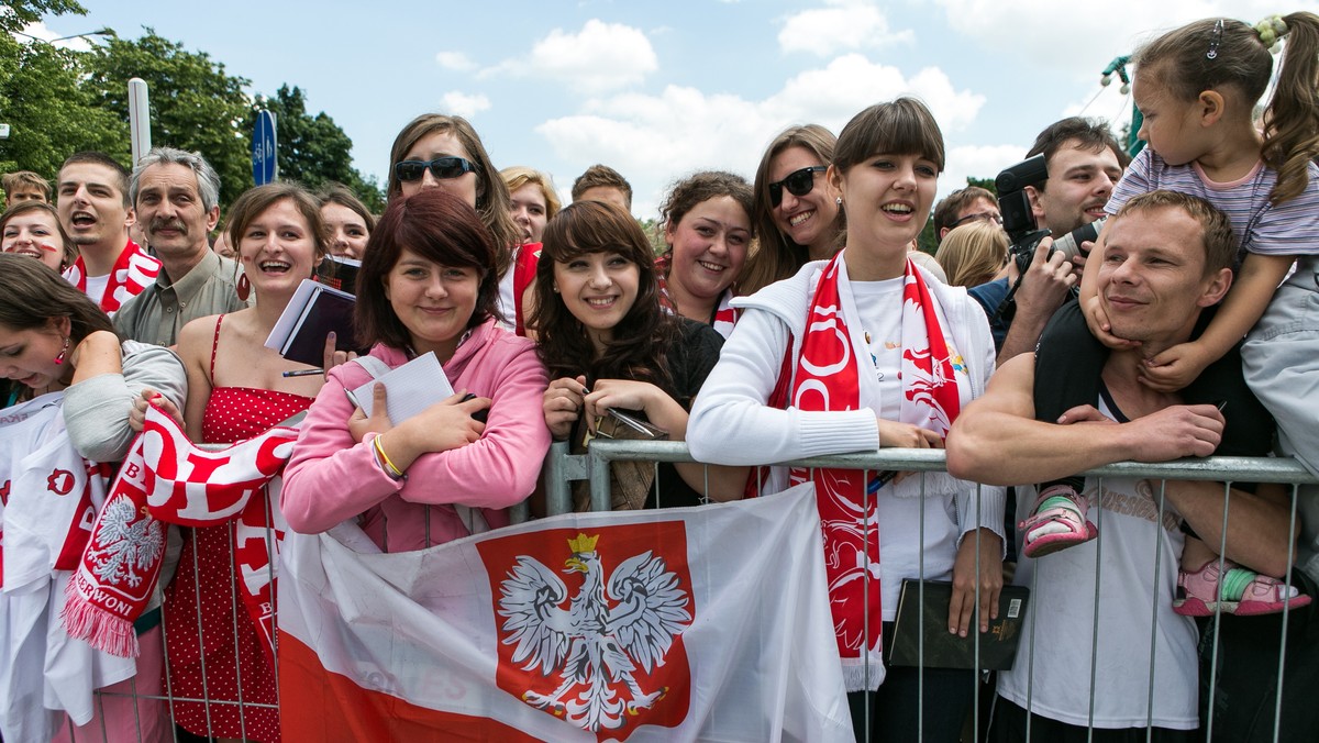 "Gruba kreska": Tomasz Zimoch, który w tym tygodniu jest "nad grubą kreską" i z dala od polityki, powiedział: - Szyjmy flagę biało-czerwoną! I uszyją największą, by przyćmiła bestię z płachty Rosjan. Zimoch rozgrzewa Euro 2012 do czerwoności.