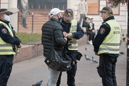 Mandat 2 tys. zł za brak maseczki. PiS chce zmienić taryfikator