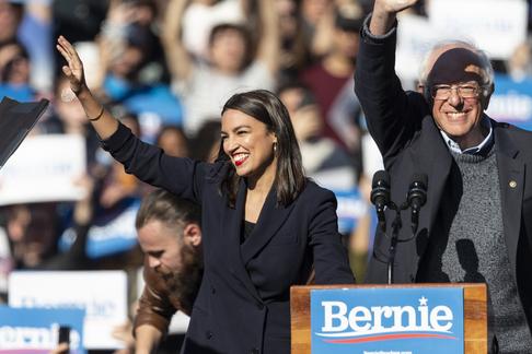 Lewoskrzydłowi Demokratów: Kongresmenka Alexandria Ocasio-Cortez i senator Bernie Sanders 
