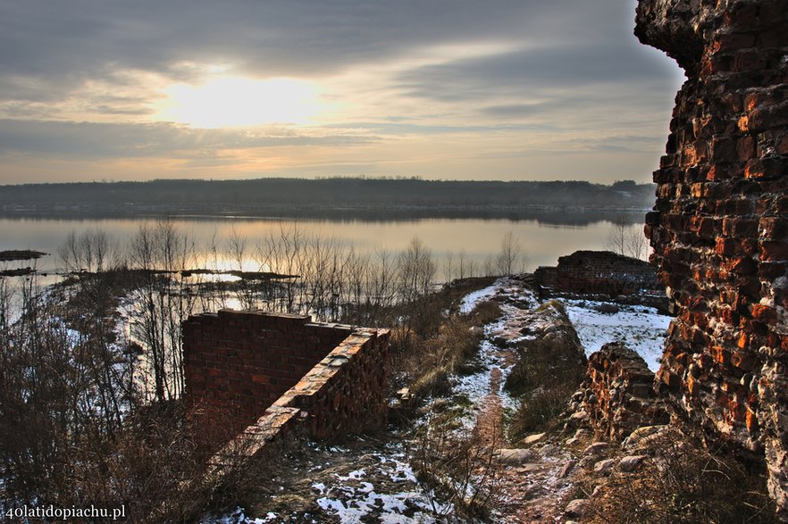 Zamek w Bobrownikach, widok na Wisłę. Stan obecny (12.2021)