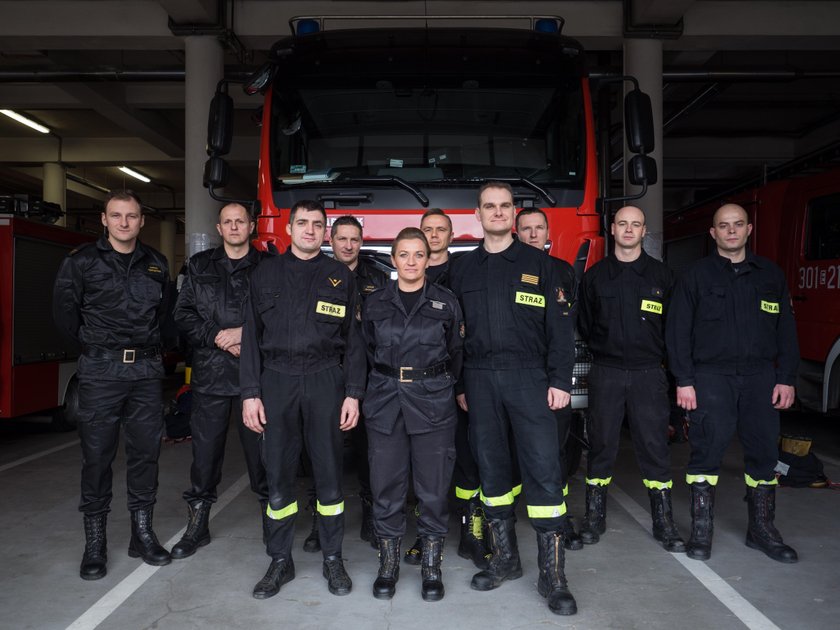 Strażacy pomagają koledze, który został ciężko ranny podczas akcji 