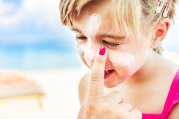 Naptejet a gyerekbőrre! Ez az ok, amiért fokozottan kell ügyelni a kicsik fényvédelmére