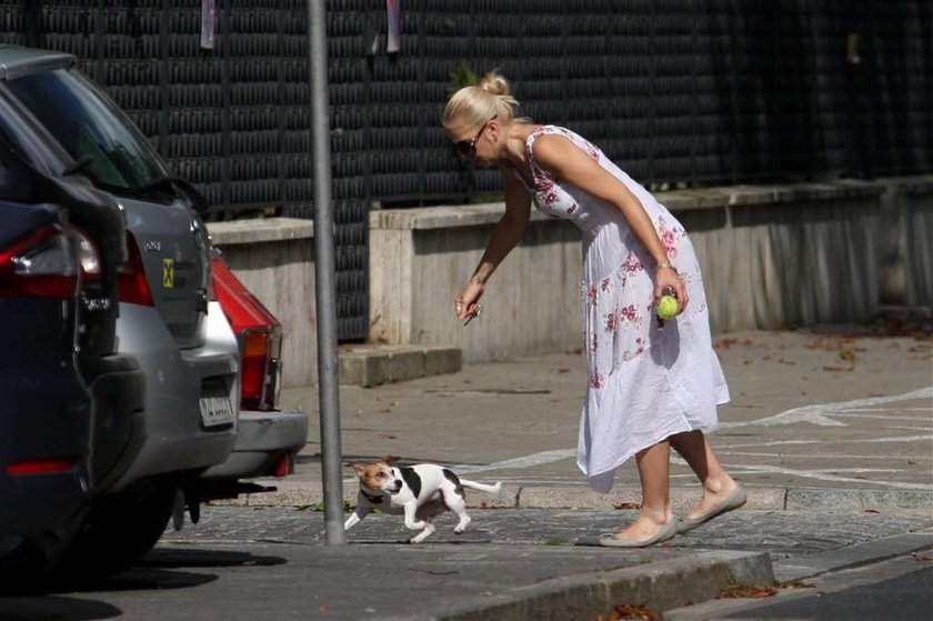 Co ta celebrytka robi ze swoim pupilkiem?!