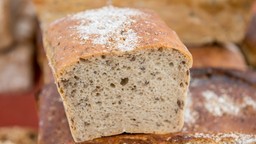 Jak rozliczyć w VAT i CIT dostawy pieczywa z uwzględnieniem tarczy antyinflacyjnej