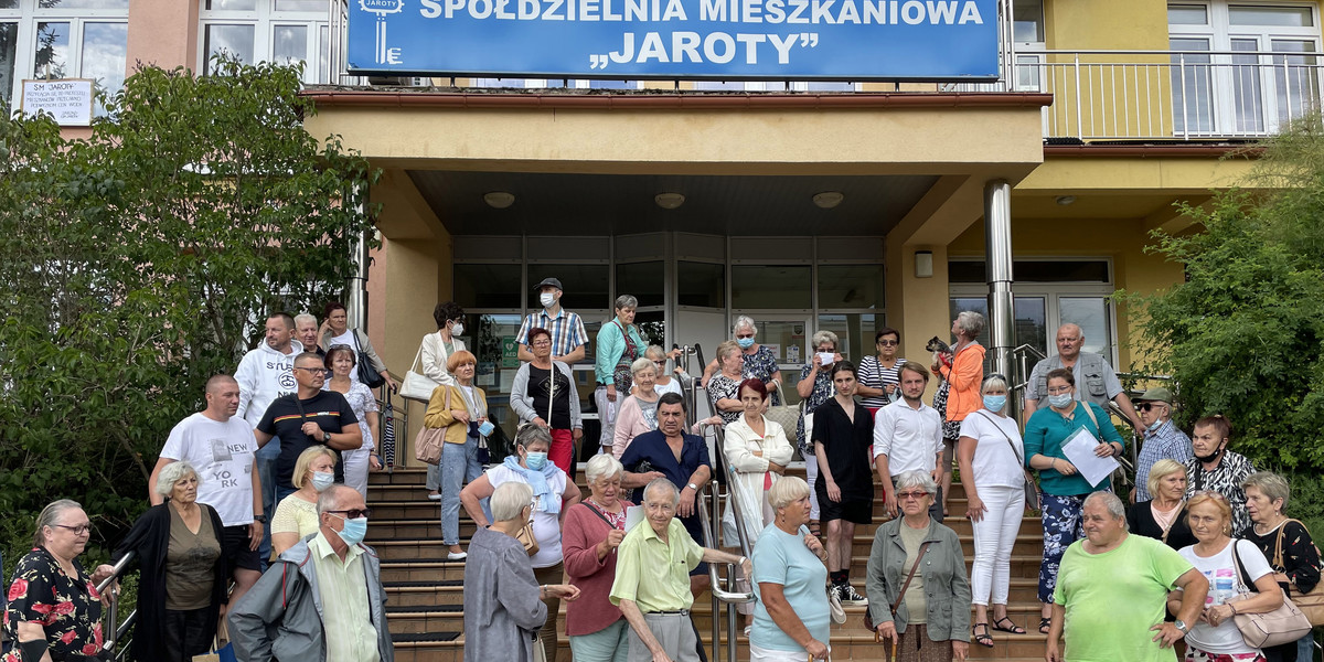 Protest mieszkańców przed siedzibą spółdzielni